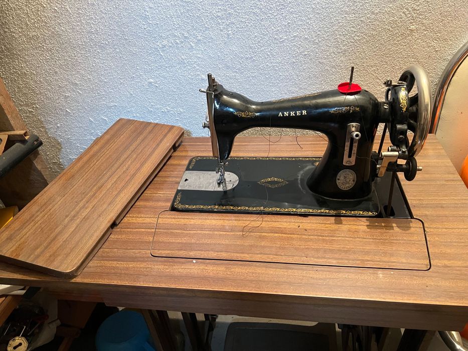 Maquina de costura antiga pesada