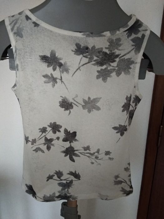 Camisola branca com flores cinzentas