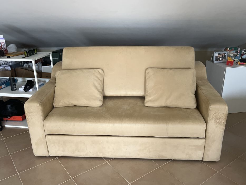 Sofa cama, perfeito estado, com marcas de vidas felinas