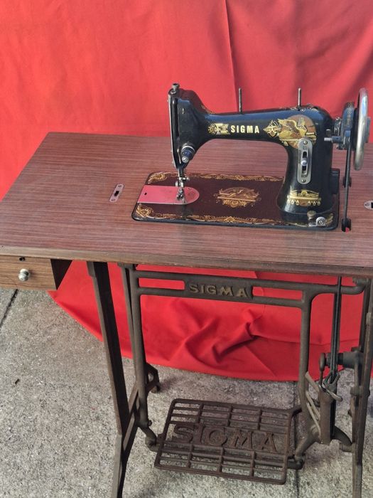 Máquina de costura antiga a Funcionar
