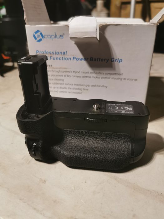 O punho vertical tem espaço para uma bateria extra para as Sony A7II,