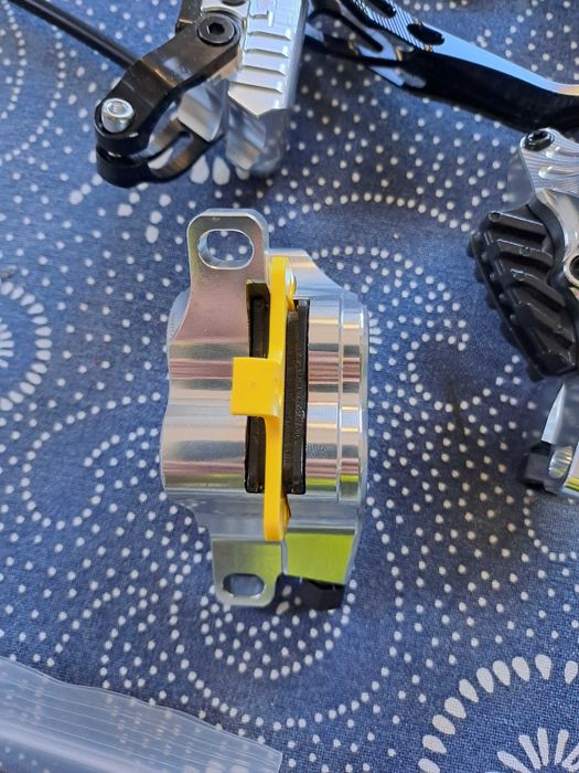 Hamulce 4 tłoczkowe Zrace jak Trickstuff piccola