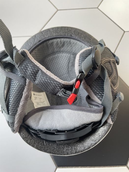 Kask narciarski IQ rozmiar 56 - 58 cm.