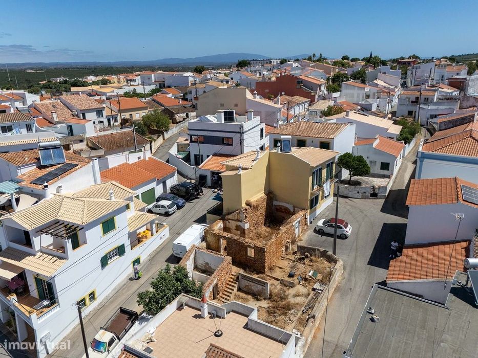 Ruina Com Projecto Aprovado No Centro De Espiche