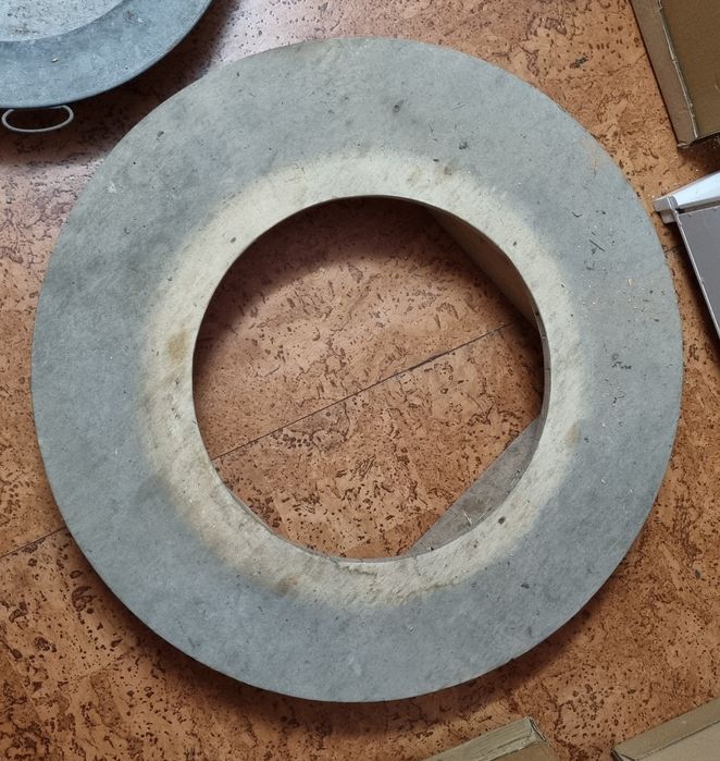 Braseira antiga com suporte em madeira