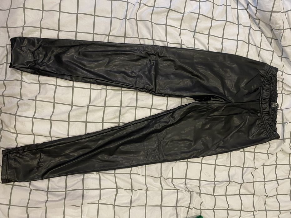 Чорні, кожані штани