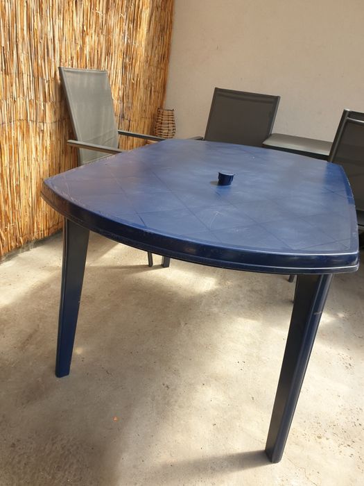 Stół ogrodowy  granatowy zotworem na parasol