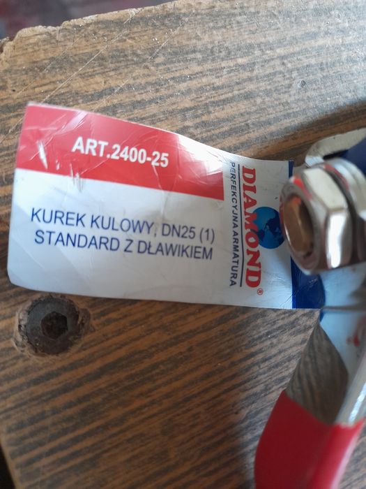 Крани для води нові.