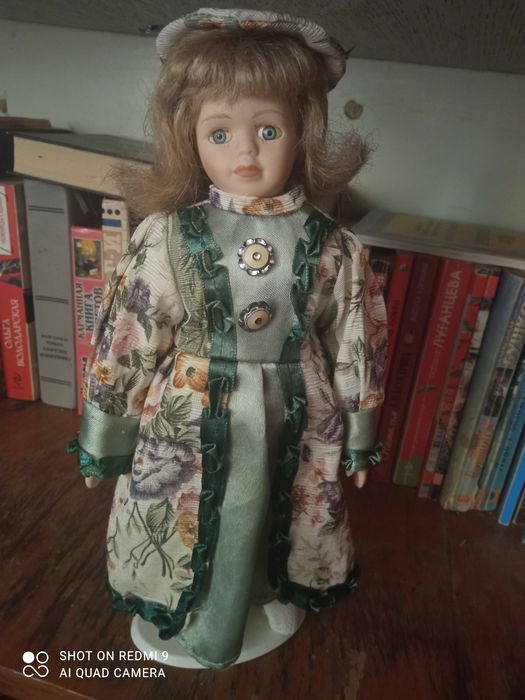 Кукла на подставке фарфоровая