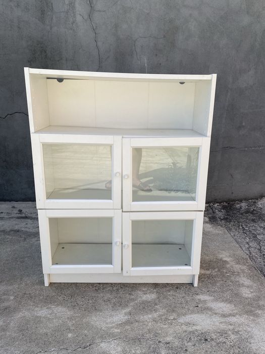 Móvel de casa em excelente estado, com três prateleiras, duas delas com portas de vidro.