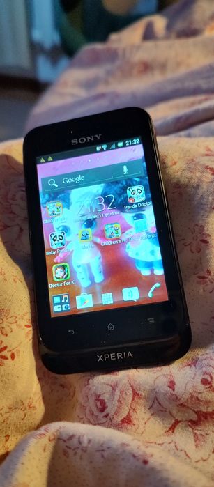 Smartfon Sony Xperia st21 i Ładowarka Wyświetlacz