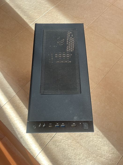 Caixa ATX Gigabyte Aorus C300 GlassRGB com janela preta