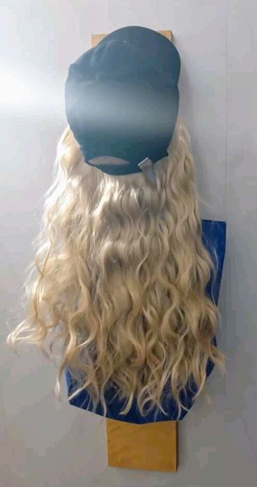 Czapka z włosami kręconymi