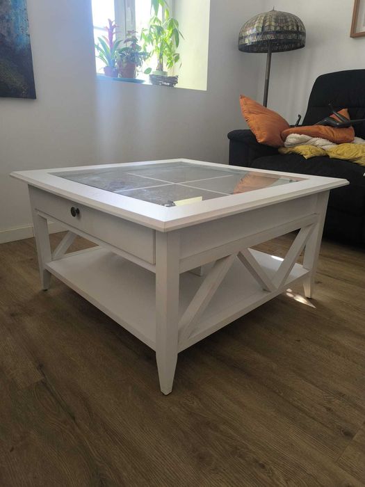 Mesa de centro com tampo de vidro e gaveta