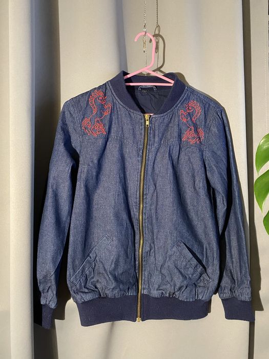 Kurtka jeansowa bomberka z wyszywanymi koniami