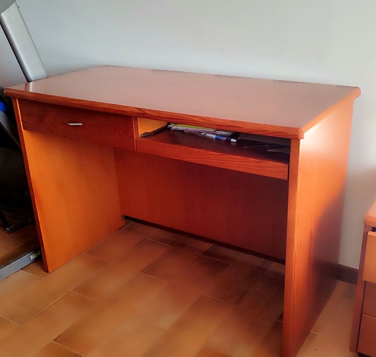 Secretária de escritório em Pinho Maciço ( 120*60*84)