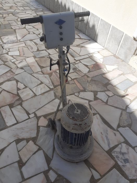 Maquina de afagar pedra