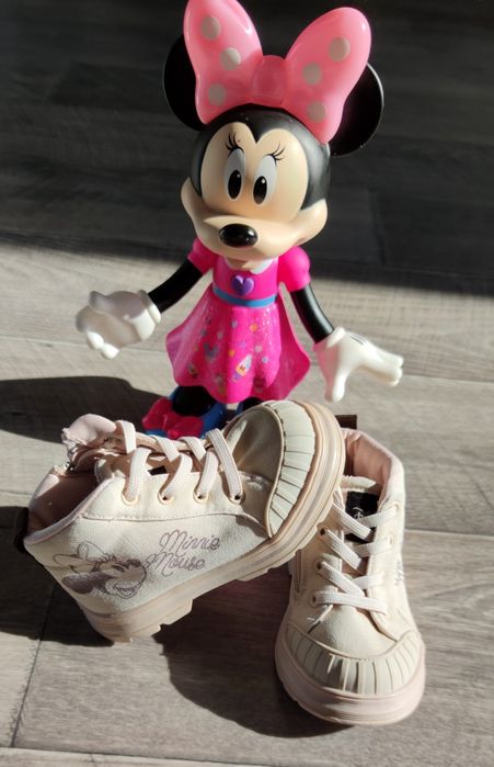 Взуття на дівчинку