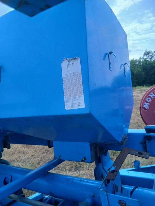 Бак для внесення міндобрива сівалки точного висіву MONOSEM NX.