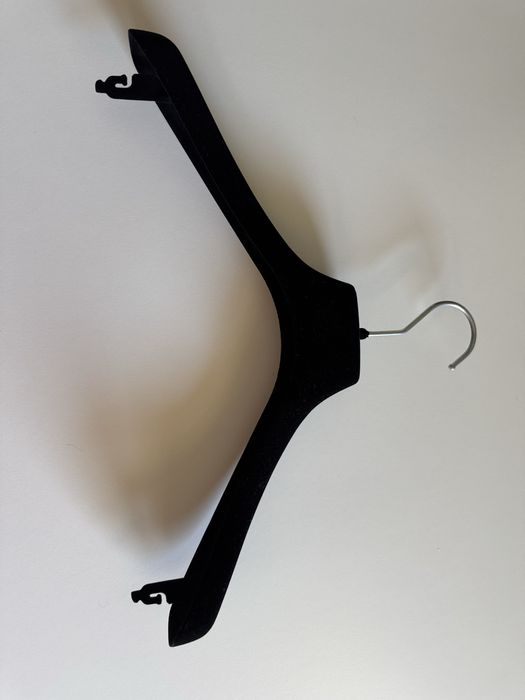 117 Cabides de veludo pretos como novos