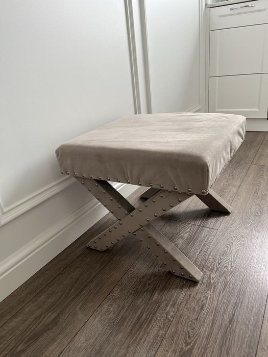 Elegancja pufa w stylu modern classic, hampton, glamour, nowojorskim