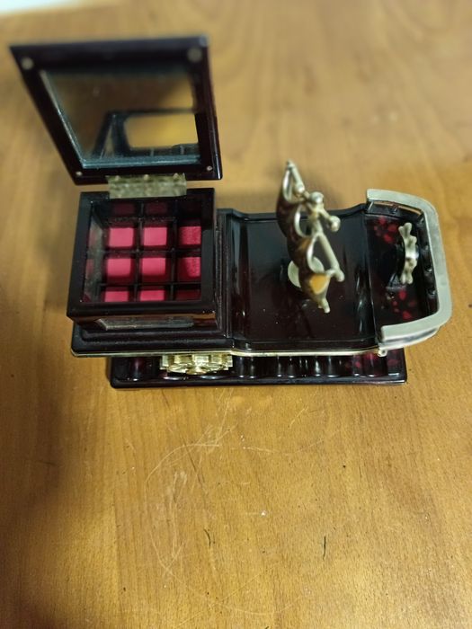 Guarda jóias com música a corda