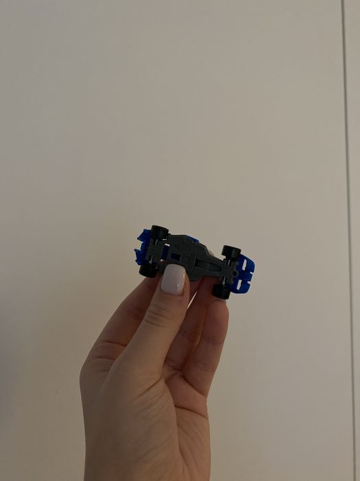 figurka auta z Kinder