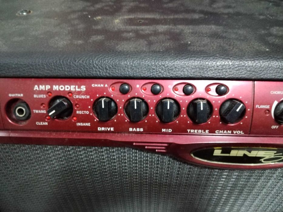 Combo, guitarra amplificador e pedaleira.