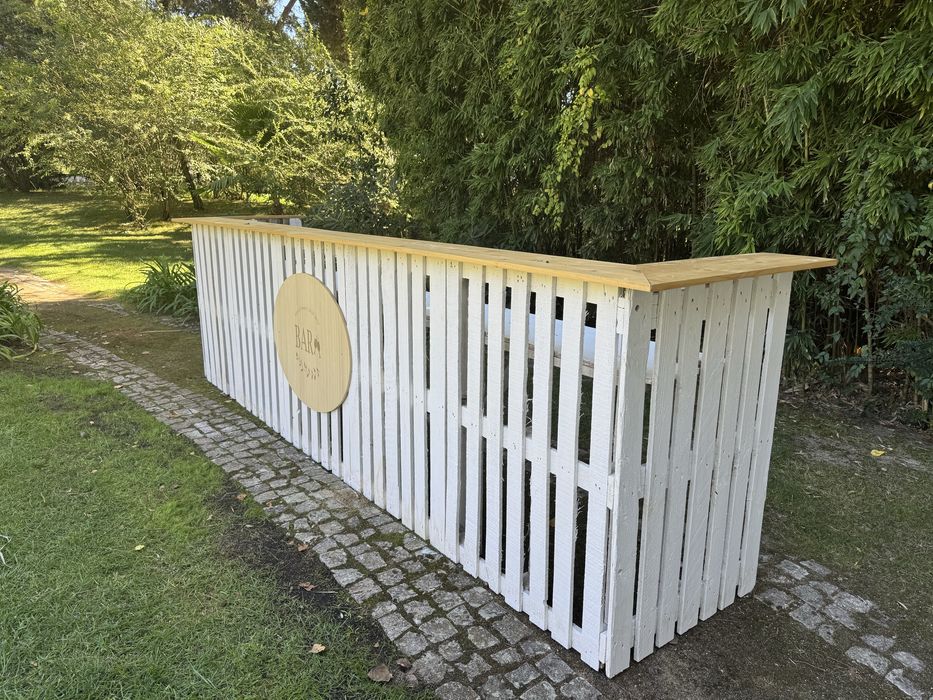 Bar em paletes com tampo de pinho