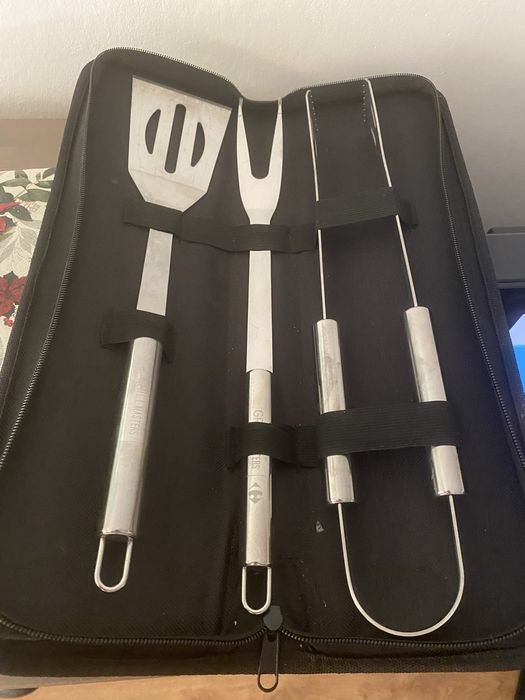 Zestaw akcesoriów do grilla BBQ w etui – stal nierdzewna