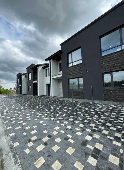 Двоповерховий сучасний таунхаус