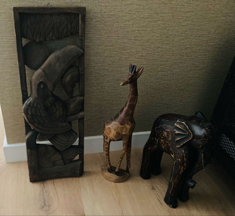 Quadros, pratos, espanta espiritos, elefante, peixe e girafa