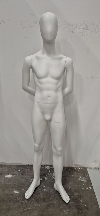 2 Manequins senhora + 1 manequim homem +2 podiuns