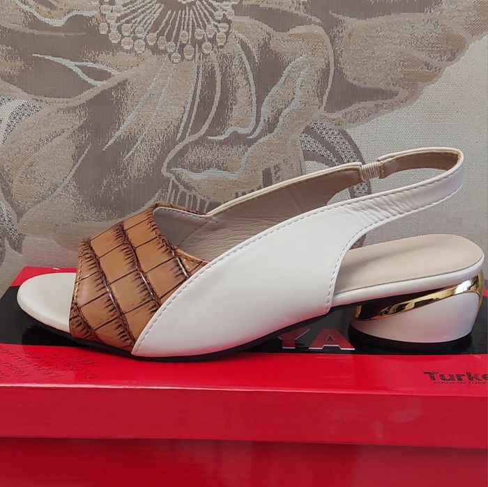 Босоніжки жіночі