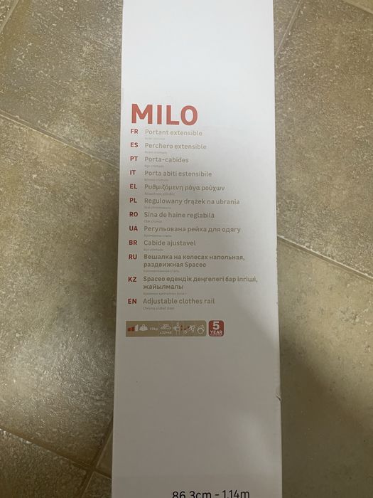 Porta cabides em aco com rodas pretas