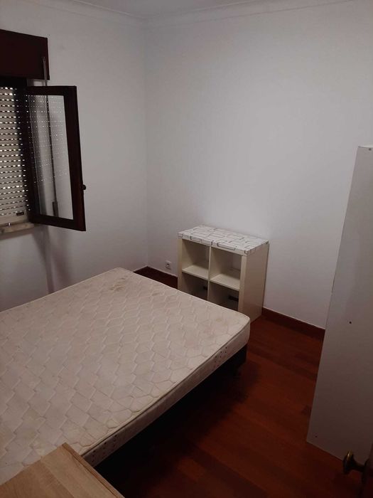 quarto mobilado para casal junto à fct nova / monte de caparica