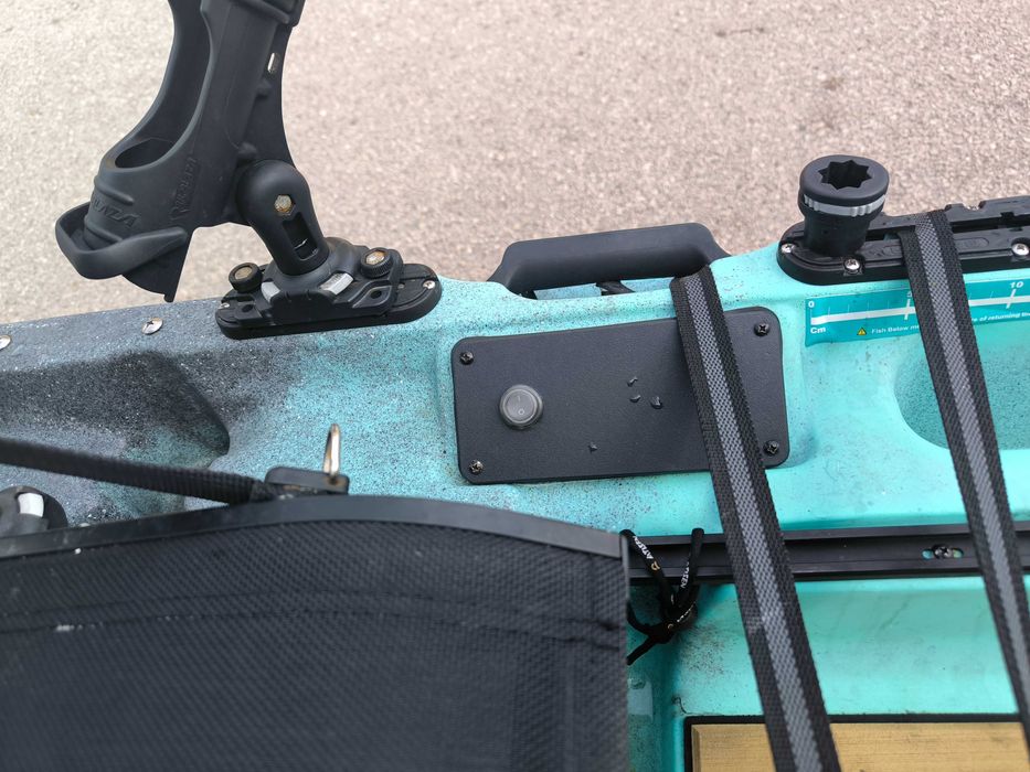 Kayak a motor a gasolina marca Nucanoe para pesca