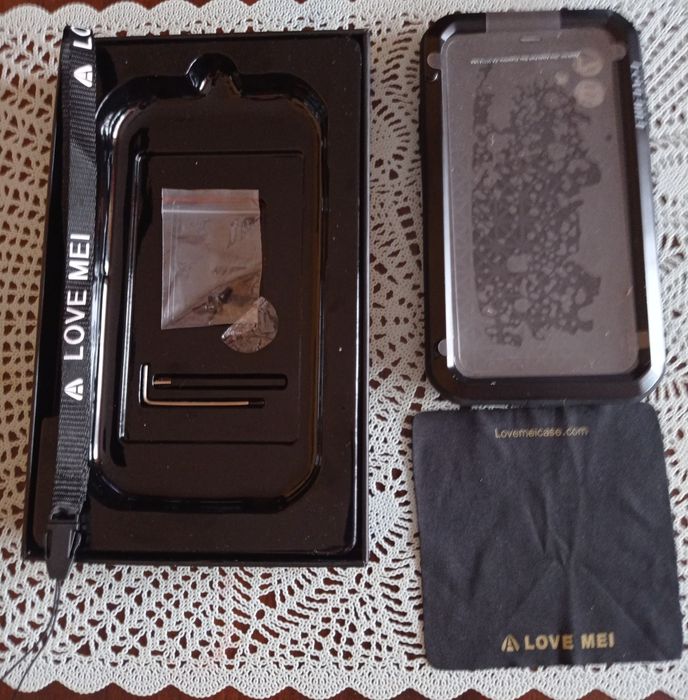 Etui do iPhone 11 love mei nieużywane czarne