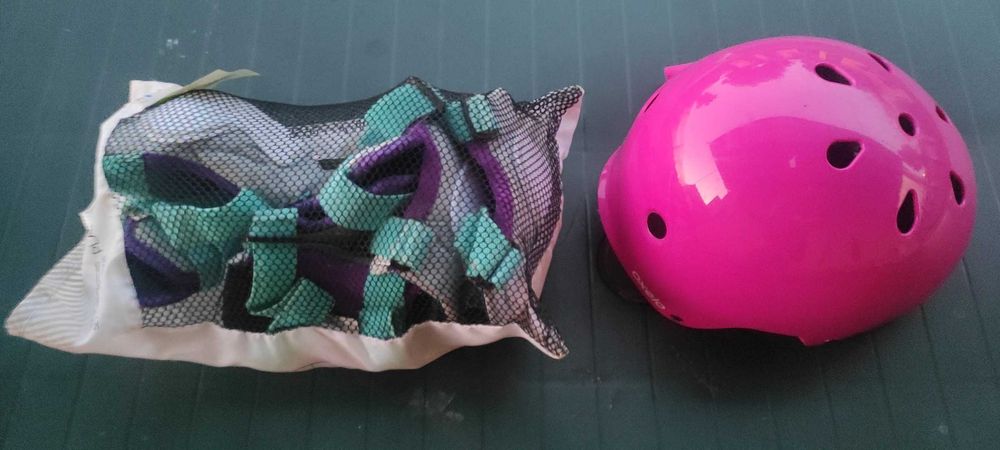 Capacete e joelheiras para patins e skate