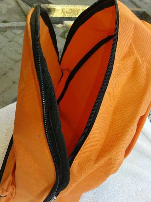 Mochila laranja. Nova escola