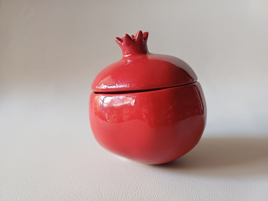 Recipiente de cerâmica em forma de romã