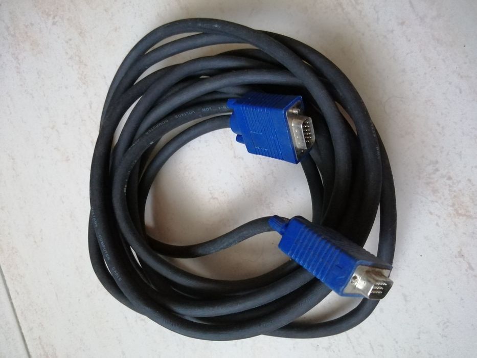 Cabo que faz a ligação da TV para portátil.