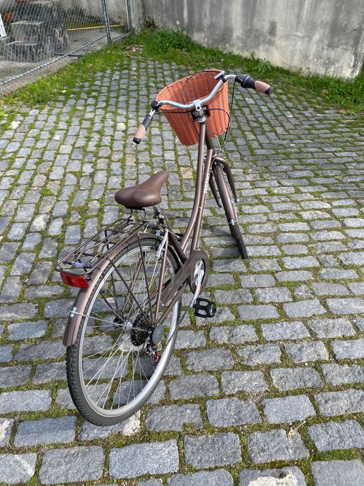 Bicycle with basket. Never used, immaculate!64584347905409123