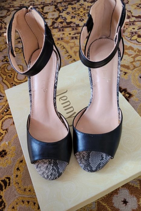 Sandałki na obcasie