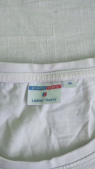 Biała koszulka z nadrukiem zdrapek
