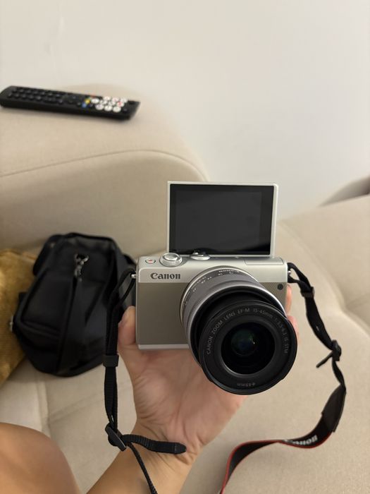 Canon EOS M100 mirrorless