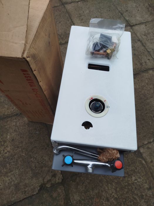 Stary nieużywany gazowy przepływowy grzejnik wody