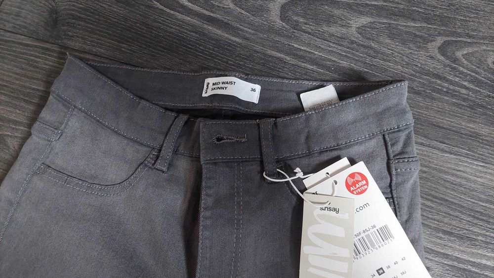 Nowe spodnie jeansowe Sinsay 36