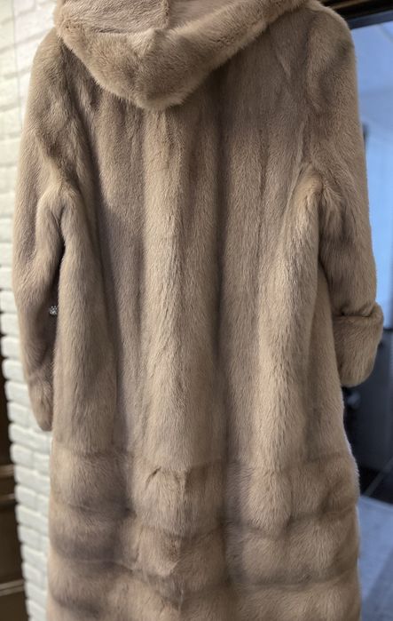 Норкова шуба з капʼюшоном
