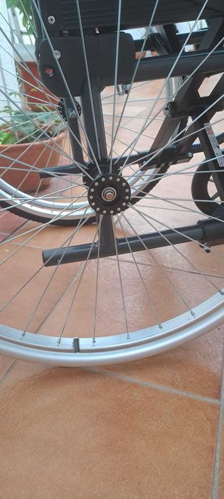 Cadeira de rodas (usada 6 dias) e almofada